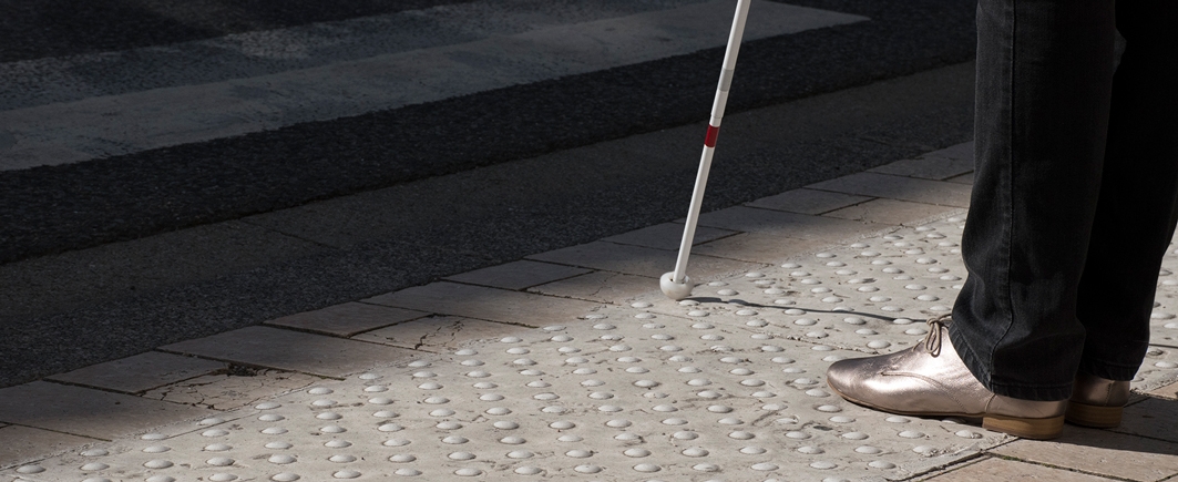 canne blanche bande podotactile avant traversée