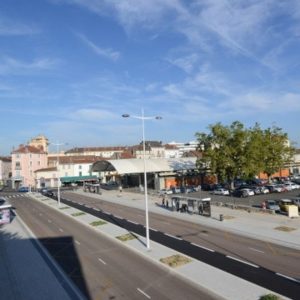 vue en plongée d'un carrefour équipé de feux sonores à Bourg en Bresse