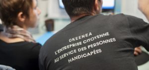 Deux personnes de dos ayant la marque Okeenea sur le t shirt