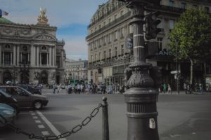 carrefour parisien, vue de la circulation et des traversées piétonnes