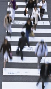 passage piéton vu du dessus, piétons en flou de mouvement