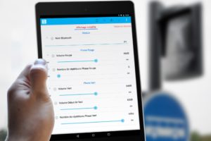 Démonstration d'une tablete équipée de BlueEo, l'outil de paramétrage des feux sonores pour les installateurs