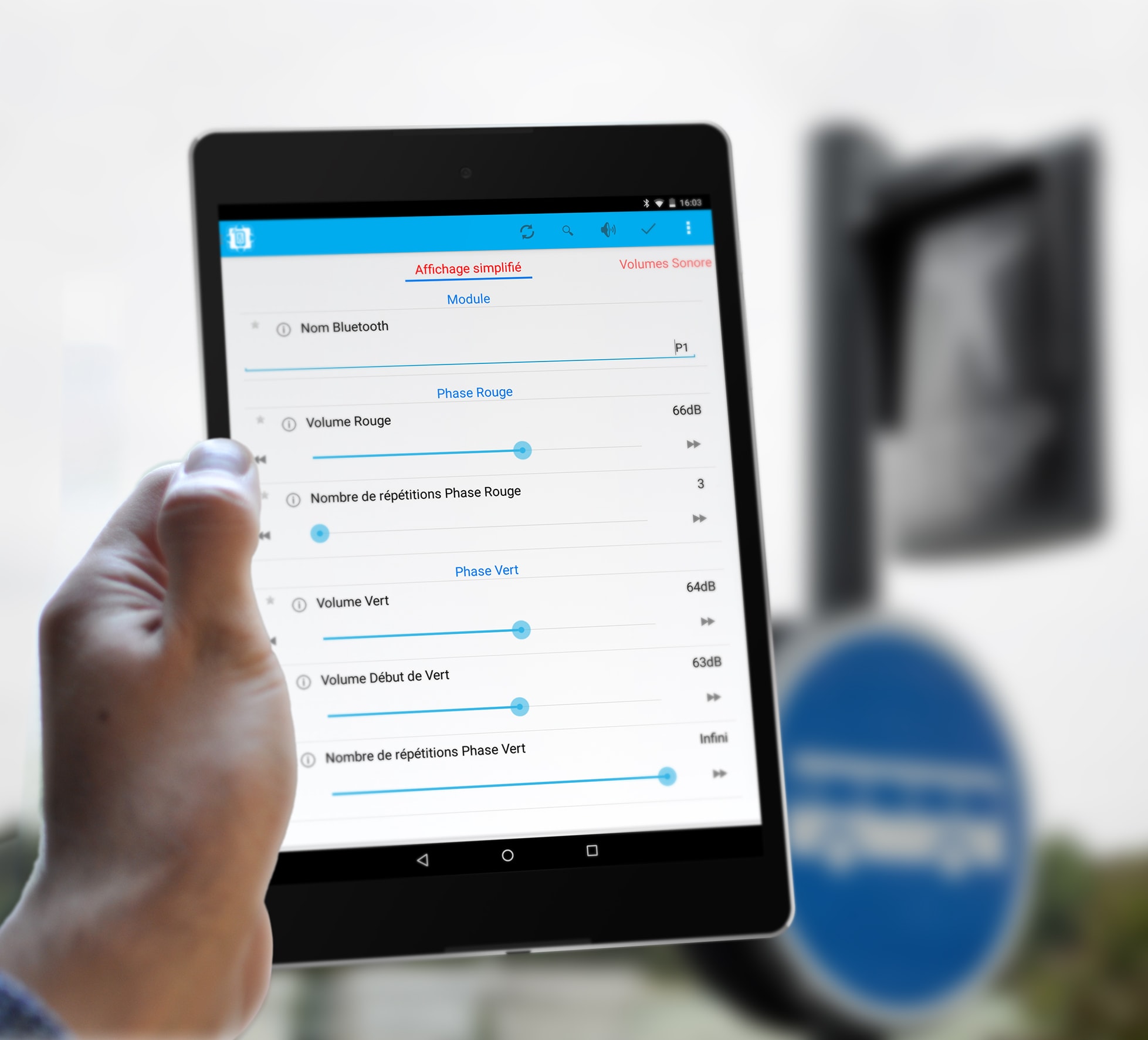 Tablette et blueEo Démonstration d'une tablete équipée de BlueEo, l'outil de paramétrage des feux sonores pour les installateurs