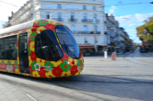 Tramway fleuri de Montpellier au milieu d'une place