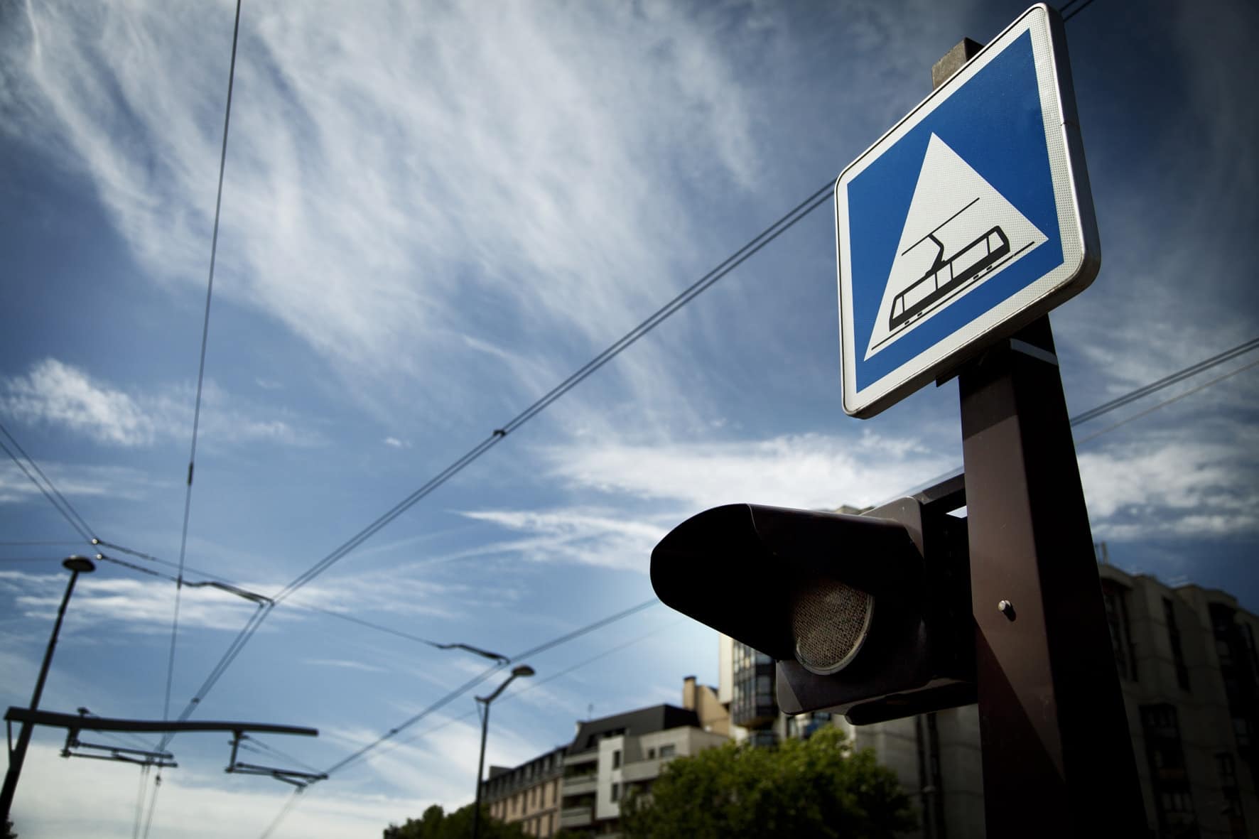 lignes de tramway parisien et panneaux de signalisation