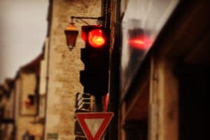 Feu tricolore sur le rouge dans une rue