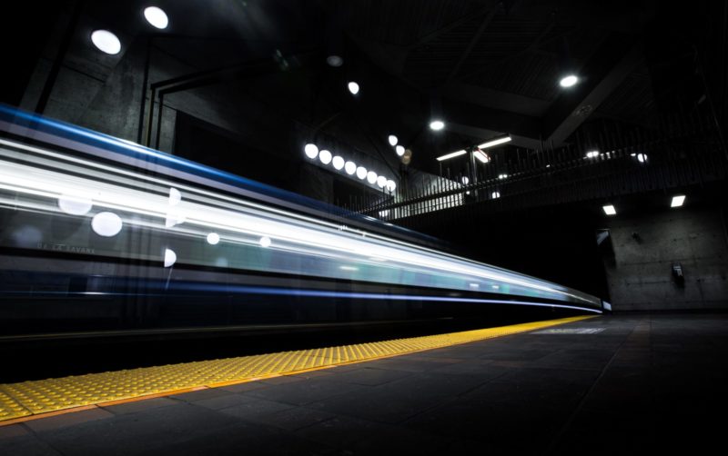 Les gares SNCF s’équipent en balises sonores : découvrez comment Okeenea Tech a adapté son offre pour l’environnement ferroviaire