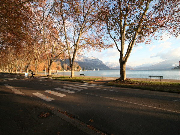 Traversée piétonne avec le lac d'Annecy en arrière-plan