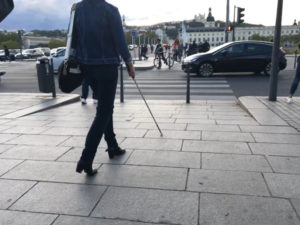 Une femme aveugle traverse la rue en toute sécurité grâce au couloir sonore