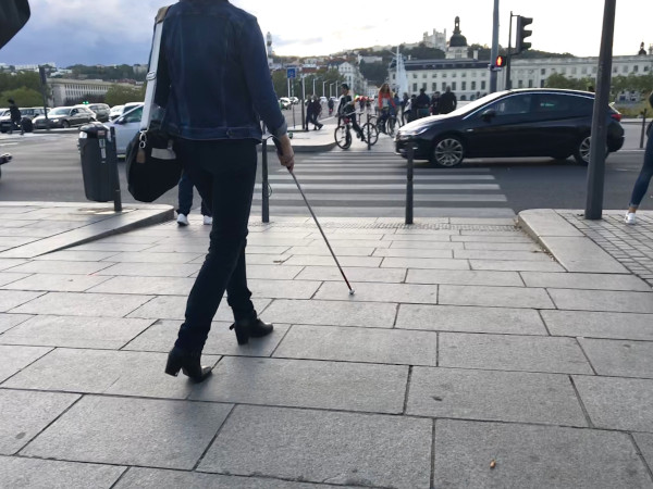 traversée-piétonne-couloir-sonore Une femme aveugle traverse la rue en toute sécurité grâce au couloir sonore