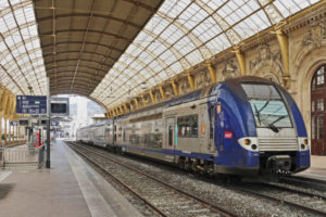 Un train au quai d'une gare SNCF