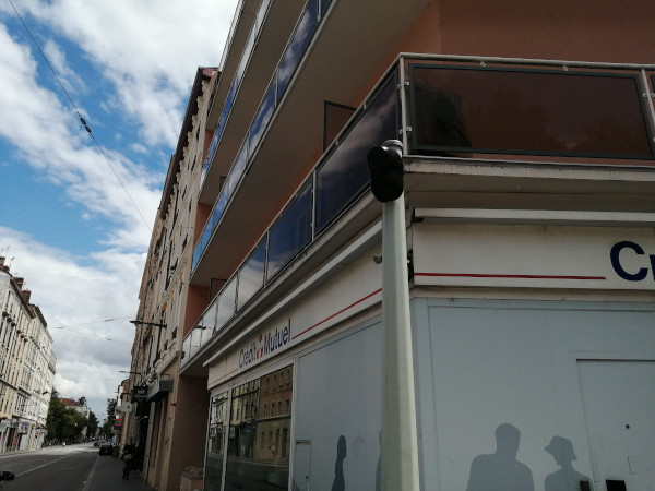 balise-mât-carrefour-totem Une balise sonore fixée sur un mât piéton