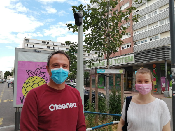 Edouard Voegely et Manon Callot devant une balise sonore du carrefour