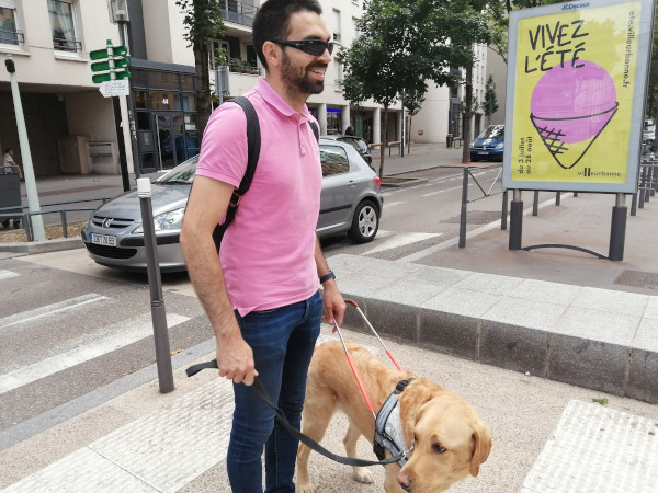 Pierre-Marie Micheli et son chien guide Lyrics au carrefour