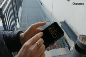 Une personne déficiente visuelle utilise l'application MyMoveo sur son smartphone